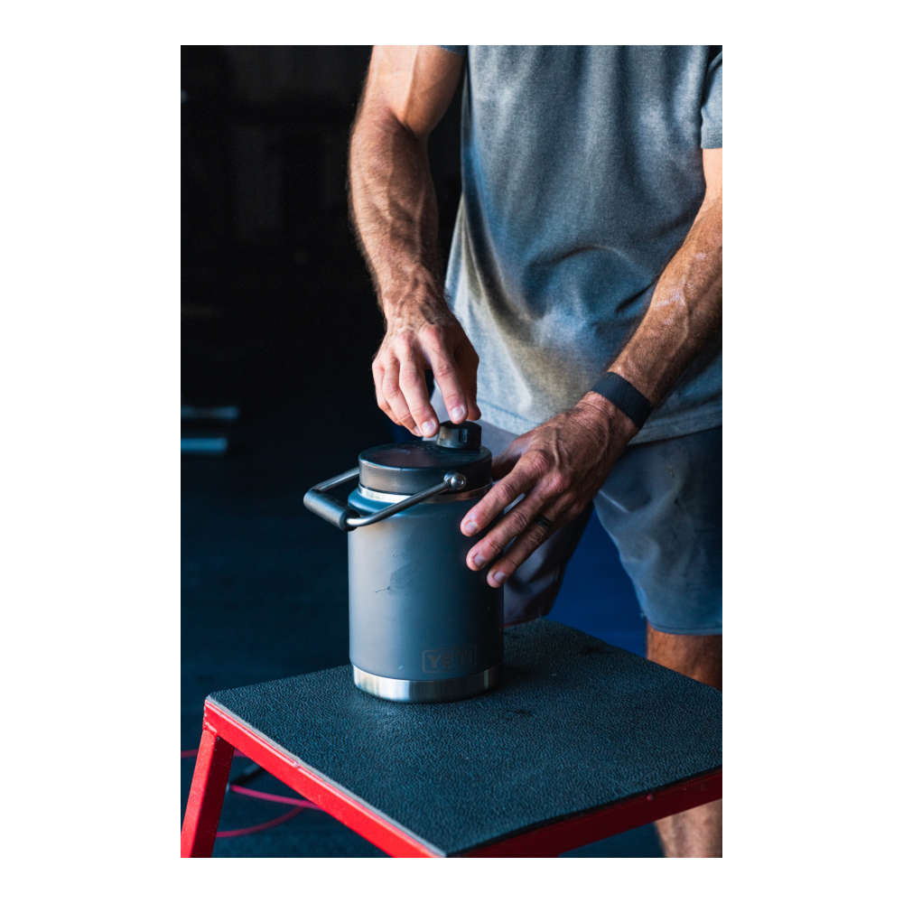 YETI - Rambler Half Gallon Jug 1,9 L // Navy fra YETI - billede nr. 7 hos GrejFreak.dk