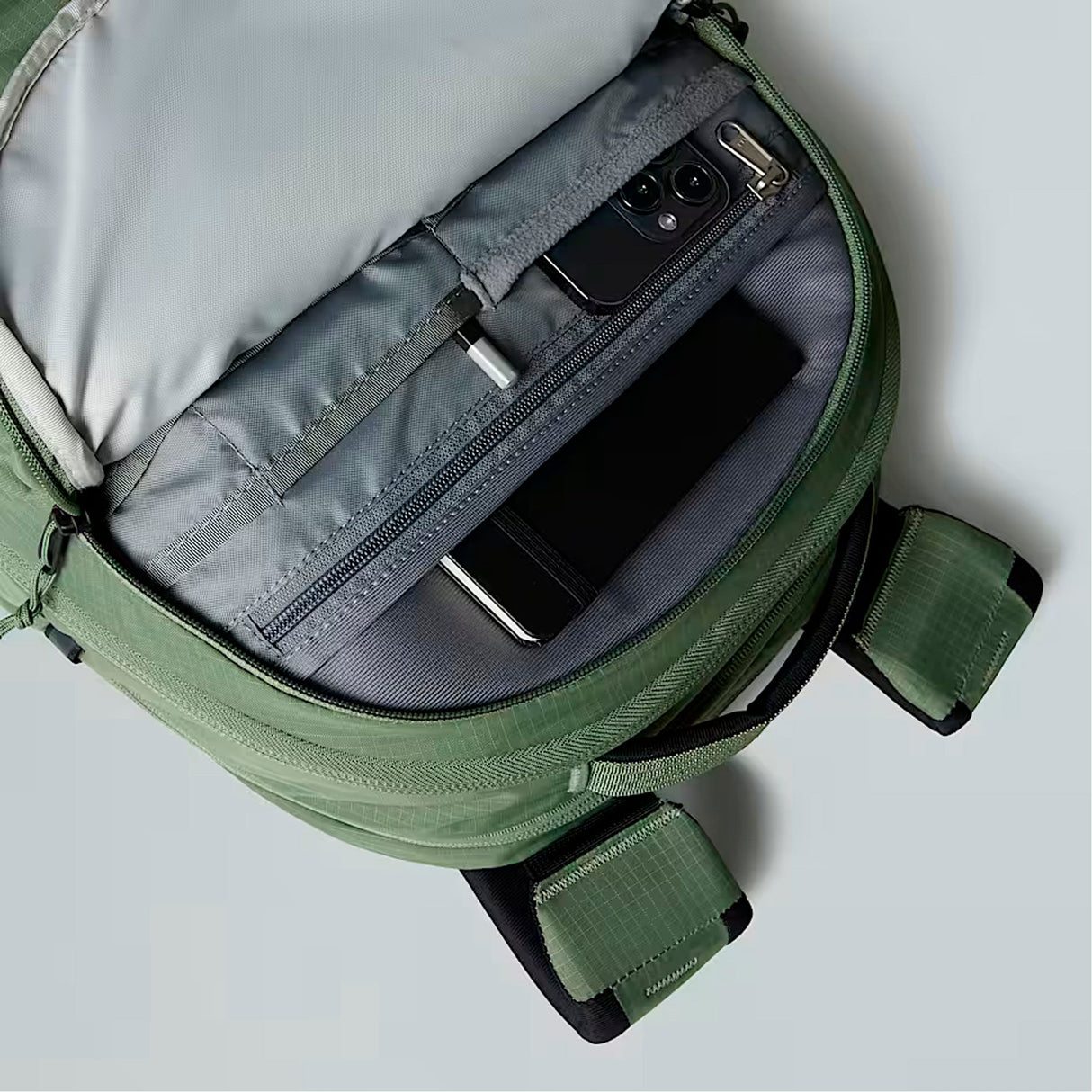 The North Face - Borealis Rucksack 28L // Bark Mist/ Schwarz-Outdoor Daypacks-The North Face-GearFreak.de-3