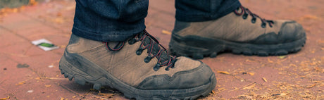 Schuhe stehen auf dem Boden